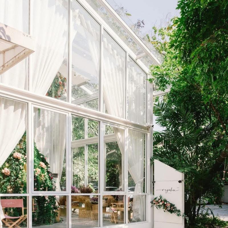 Ryoku Cafe flower-lined window with garden view
