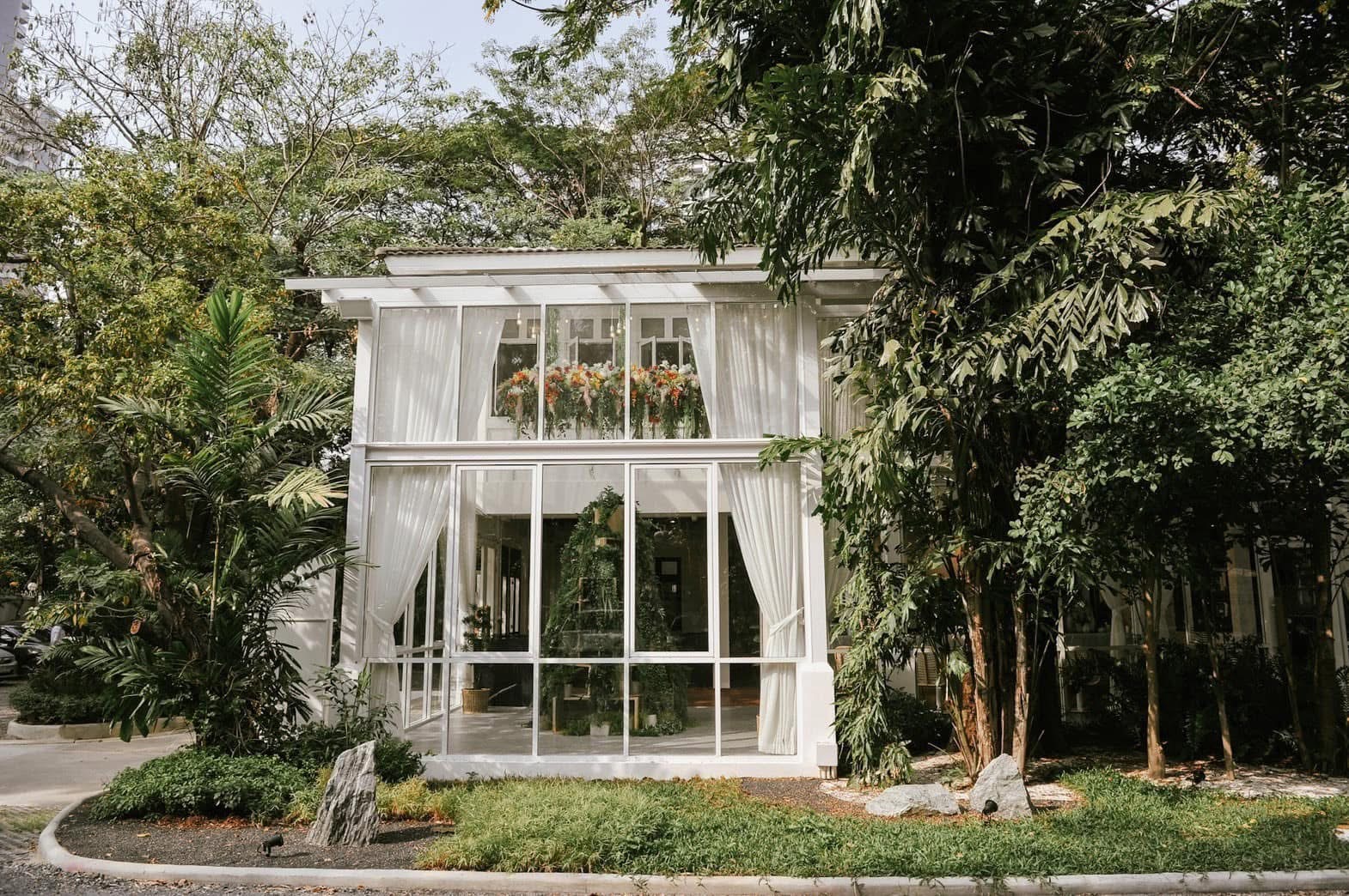 Ryoku Cafe white garden house exterior